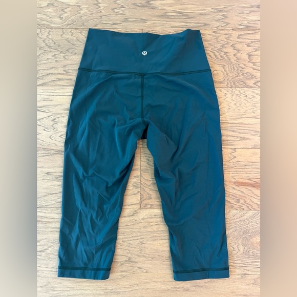 Lululemon short capri/below the knee length leggings, size 8, like new! - Picture 4 of 4